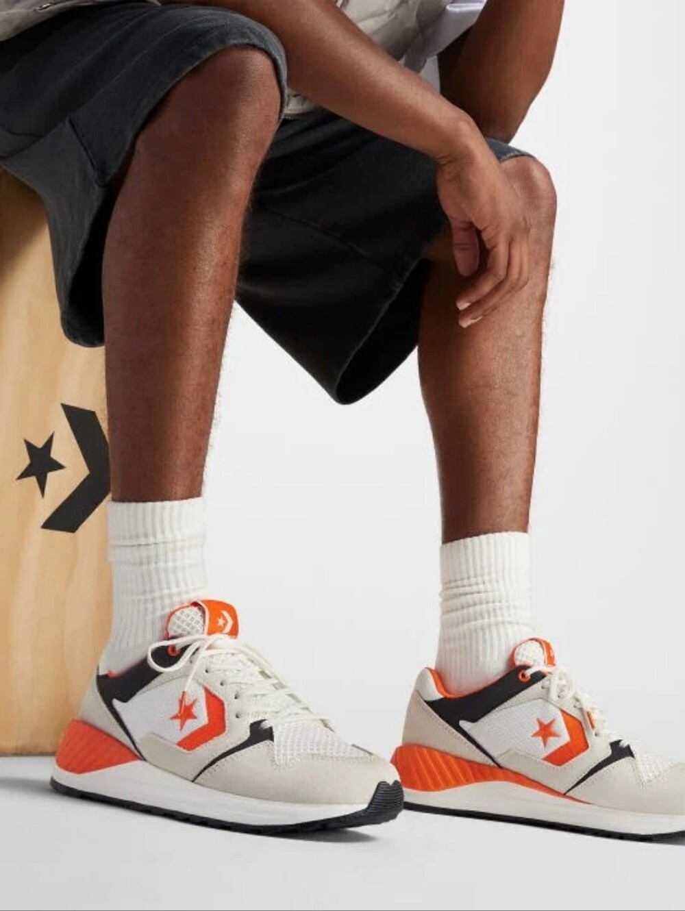 CONVERSE Wave Trainer. Mens Low Top Sneakers. Colors Orange White Black. Size 6.